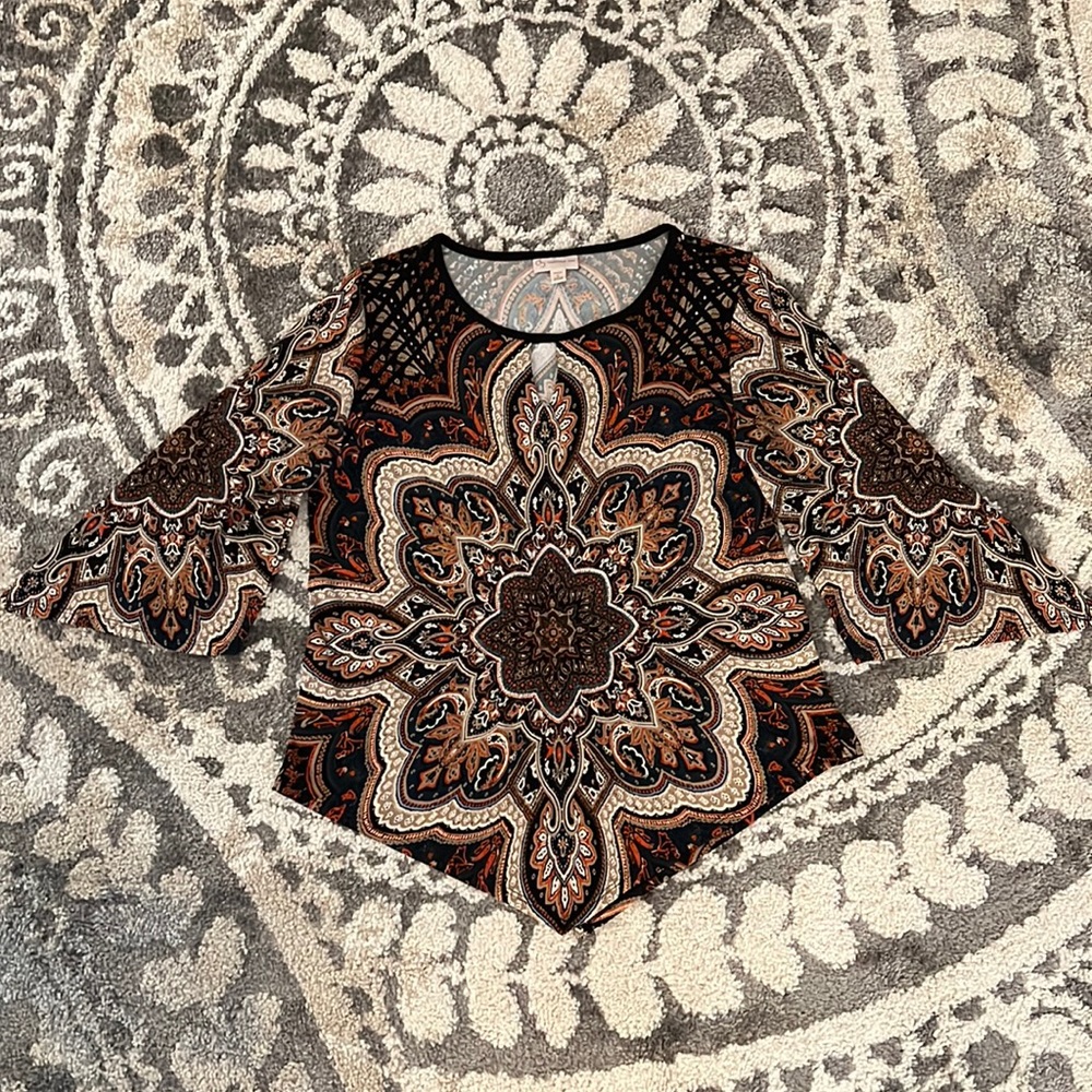 Dress Barn flare sleeve keyhole top, neutral colors, size petite large EUC!